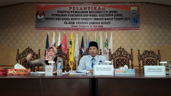 Nuraida Fitri Habi, Komisioner KPU provinsi saat memberikan orientasi untuk PPK dan PPS Tanjabbar yang baru dilantik.
